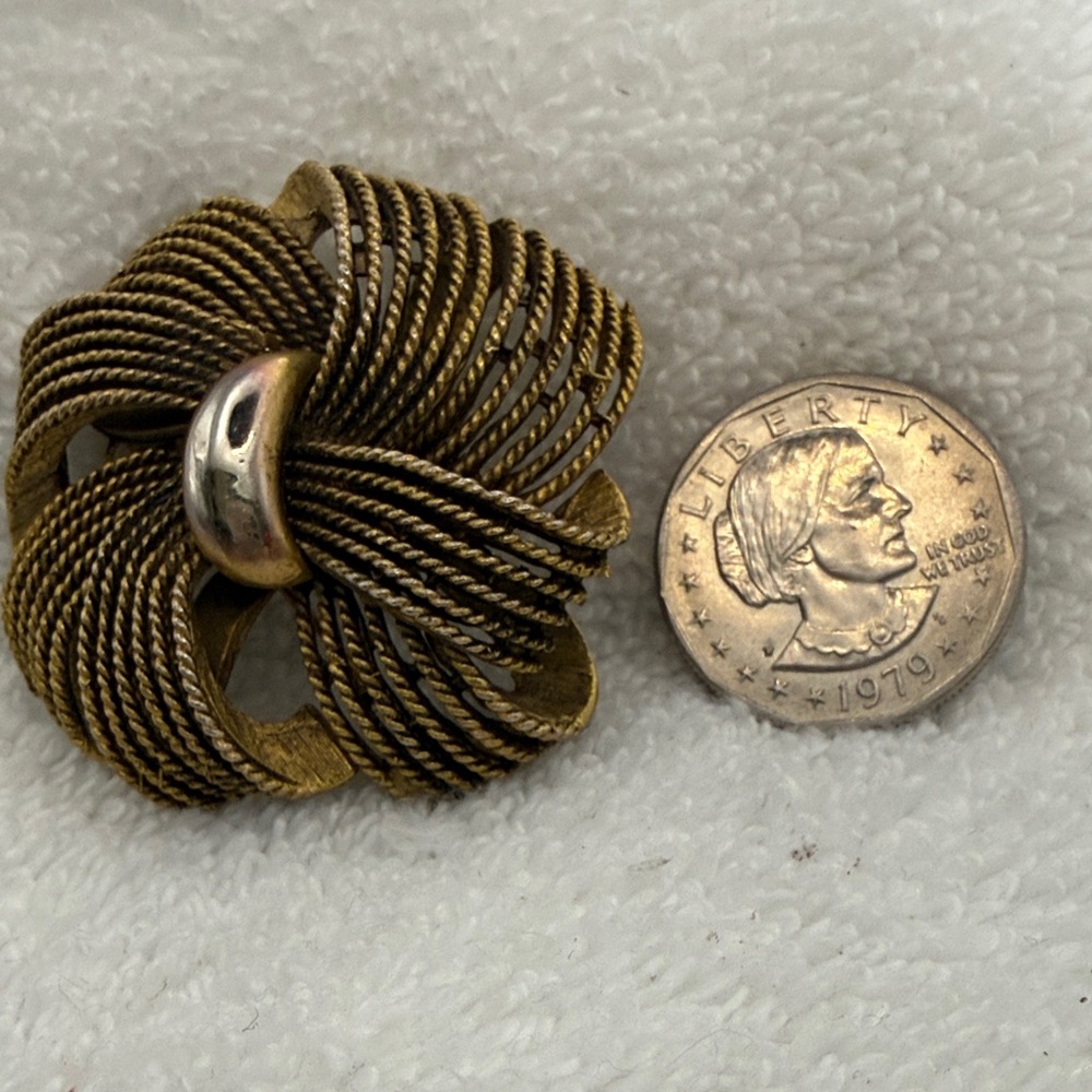 Elegant Twisted Gold tone Moden design. Marked HAR on back